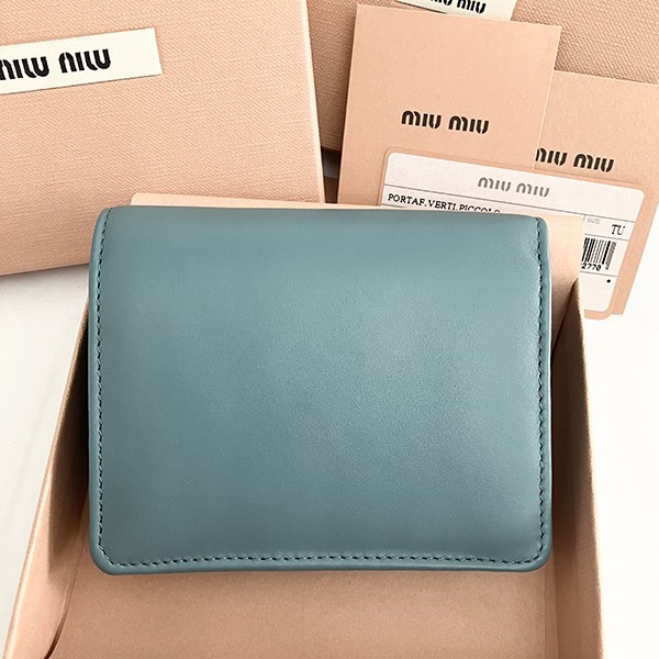 ミュウミュウ 偽物 Compact Wallet ロゴ コンパクト レザー二つ折り財布 5MV204 2F8K F0092
