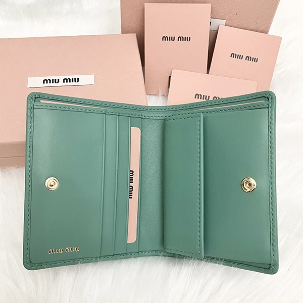 ミュウミュウ 偽物 Compact Wallet ロゴ コンパクト レザー二つ折り財布 5MV204 2F8K F0092