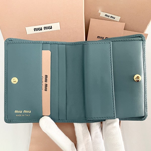 ミュウミュウ 偽物 Compact Wallet ロゴ コンパクト レザー二つ折り財布 5MV204 2F8K F0092