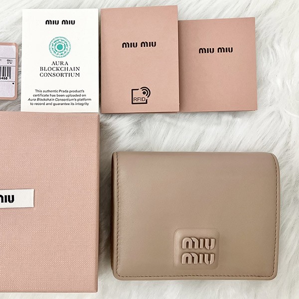 ミュウミュウ 偽物 Compact Wallet ロゴ コンパクト レザー二つ折り財布 5MV204 2F8K F0092