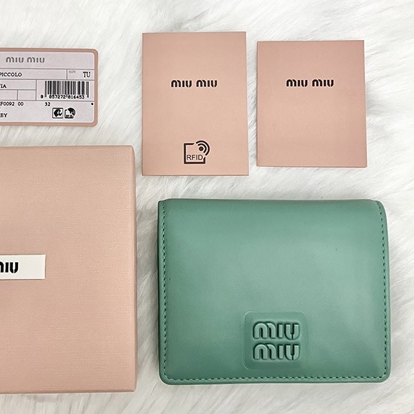 ミュウミュウ 偽物 Compact Wallet ロゴ コンパクト レザー二つ折り財布 5MV204 2F8K F0092