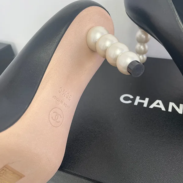 [N級品]速達発送1点♪シャネル 偽物♪金具ロゴ入りパールが可愛い上品パンプス♪G37123