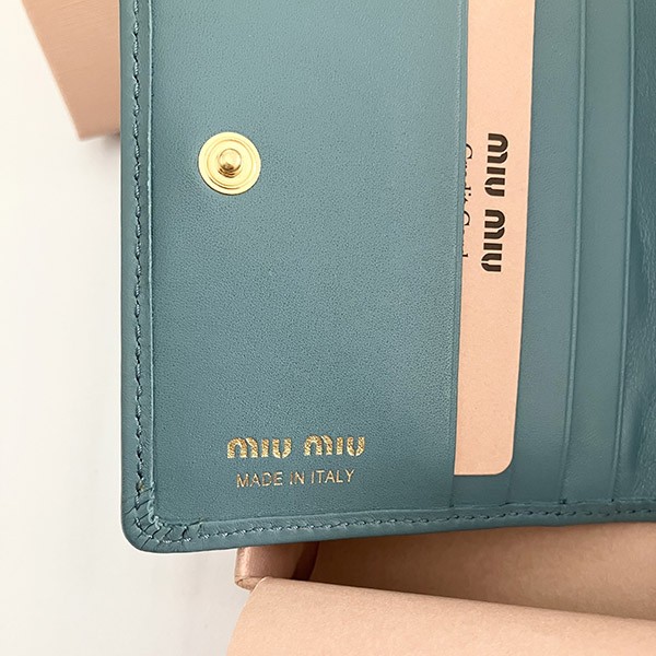 ミュウミュウ 偽物 Compact Wallet ロゴ コンパクト レザー二つ折り財布 5MV204 2F8K F0092