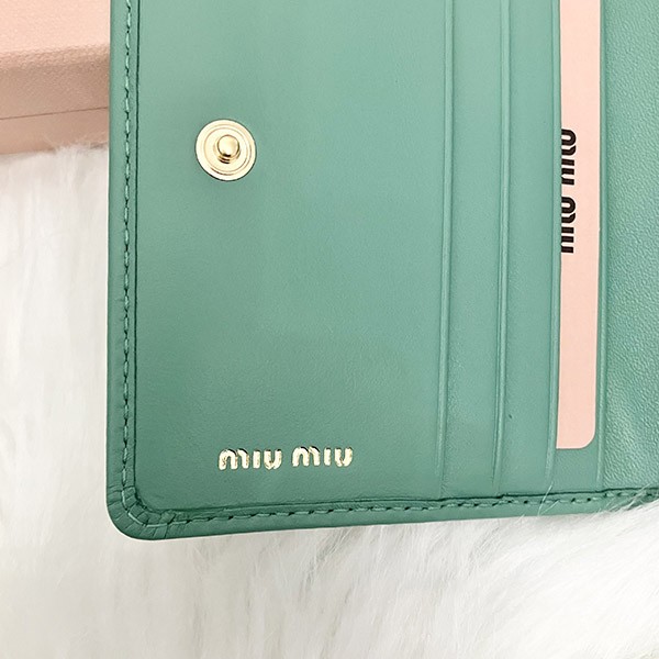ミュウミュウ 偽物 Compact Wallet ロゴ コンパクト レザー二つ折り財布 5MV204 2F8K F0092