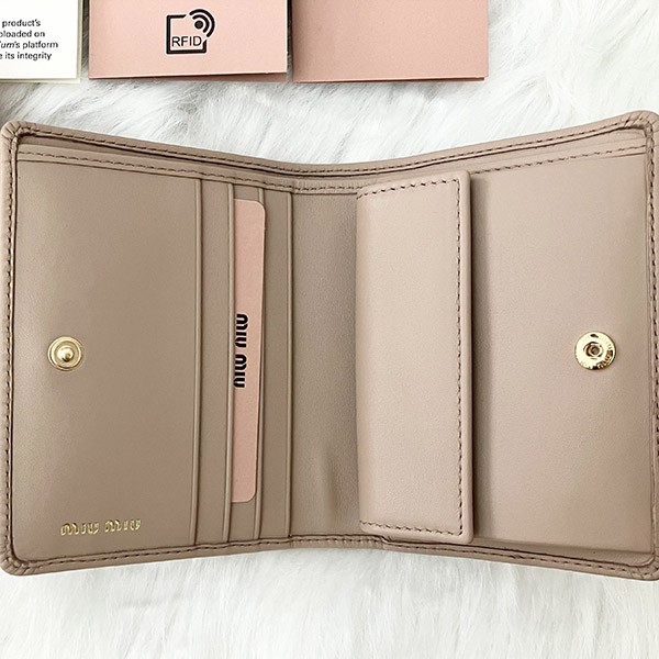 ミュウミュウ 偽物 Compact Wallet ロゴ コンパクト レザー二つ折り財布 5MV204 2F8K F0092