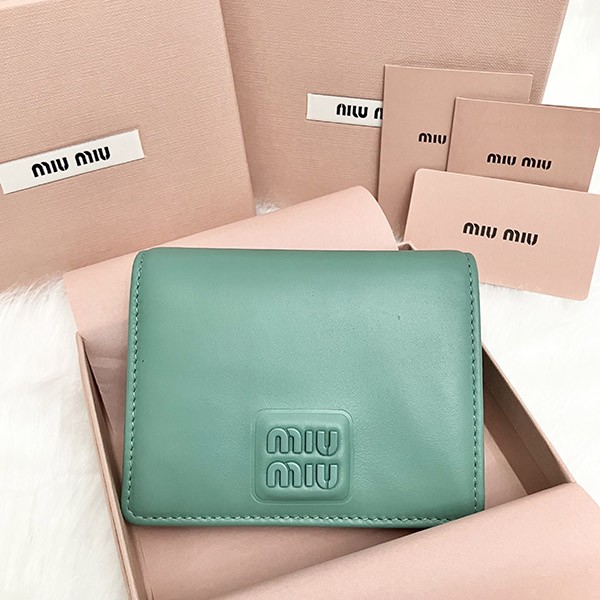 ミュウミュウ 偽物 Compact Wallet ロゴ コンパクト レザー二つ折り財布 5MV204 2F8K F0092