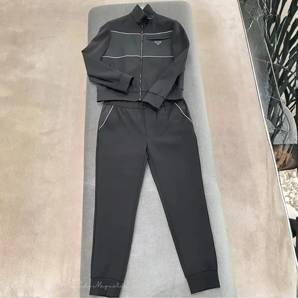 【プラダ】Re-Nylon スウェットシャツ パンツ 偽物 セットアップ set up 2512174