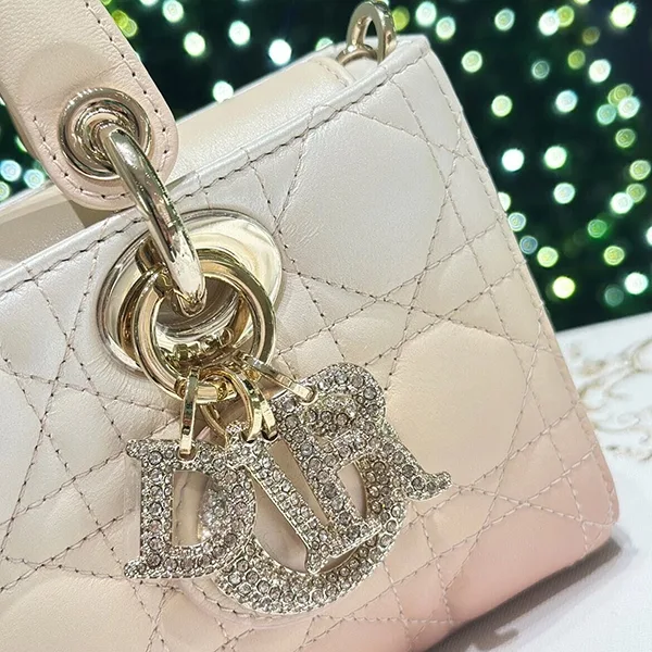 最新で絶対欲しい!【グラデーションで個性光る】ディオール Lady D-Joy バッグ スモール M0613OQDI