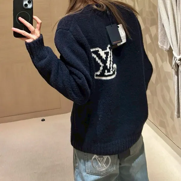 お早めに★【上品でモダンなロゴ使い】ルイヴィトン クールネックセーター 偽物 LV インターシャ クルーネック 1AJAYX