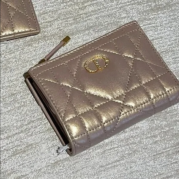 おすすめディオール Caro Dahlia ウォレット 偽物 S4208UMWH