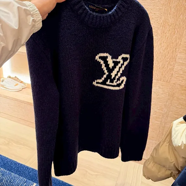 お早めに★【上品でモダンなロゴ使い】ルイヴィトン クールネックセーター 偽物 LV インターシャ クルーネック 1AJAYX