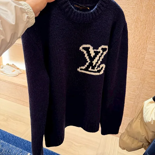 お早めに★【上品でモダンなロゴ使い】ルイヴィトン クールネックセーター 偽物 LV インターシャ クルーネック 1AJAYX
