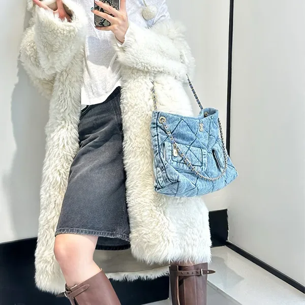 たっぷりサイズ☆シャネル デニムショッピングバッグ AS5740