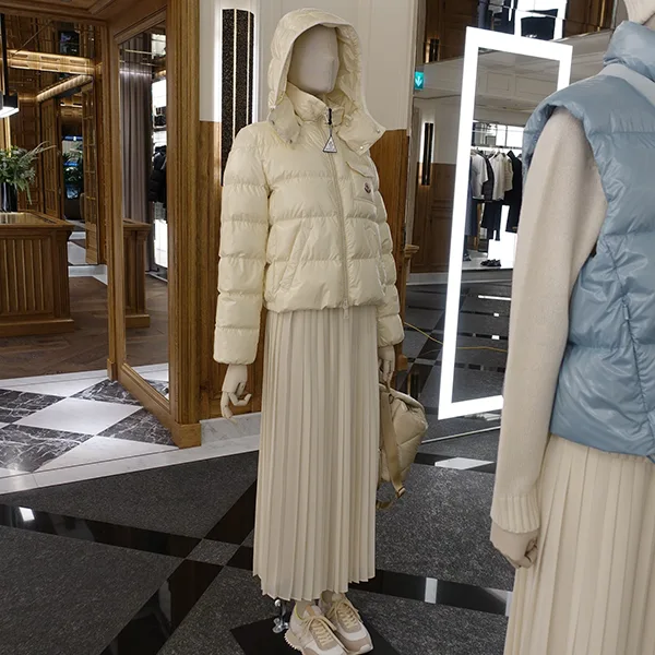海外限定色*モンクレール Andro ショートダウンジャケット レディース J10931A00002597EU