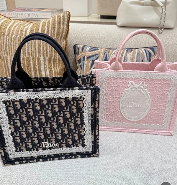 【ディオール】BookTote ストラップ付きバッグ ミディアム M1354PEHS