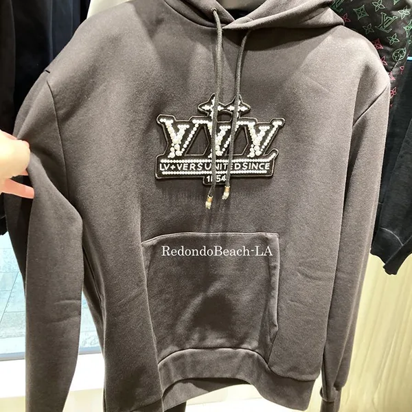 【高級感溢れるLVロゴ】ルイヴィトン★フーディ 偽物 1AHCK