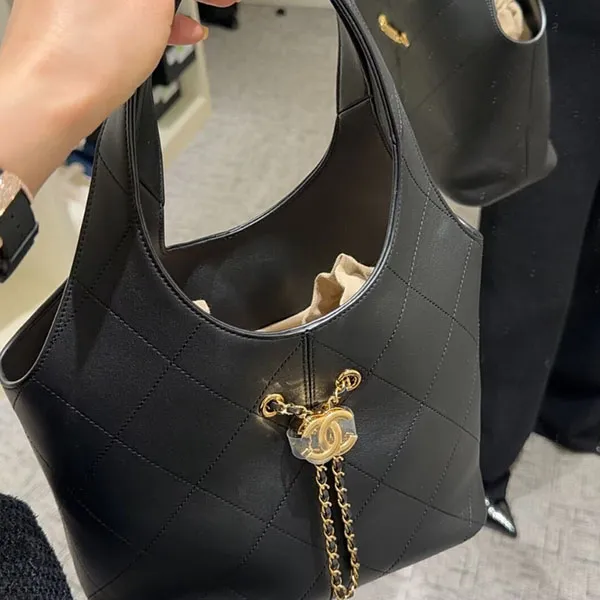 7日間返品返金保障【お洒落なフォルムと収納力】シャネル プチ カバ ハンドバッグ 偽物 CC AS6132 B23332 94305