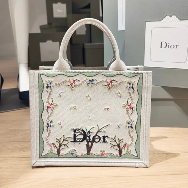 大人気【ふと目を引く絵画のよう】ディオール◆Book Tote スモール コピー M1404PEHX_M933