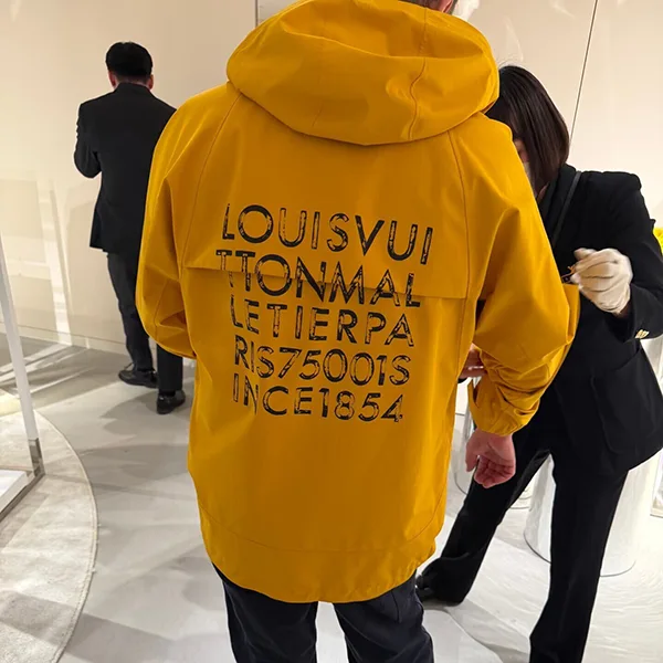 バックプリントもお洒落♪【ルイヴィトン】テクニカルパーカー コピー 1AJVH1