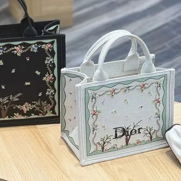 大人気【ふと目を引く絵画のよう】ディオール◆Book Tote スモール コピー M1404PEHX_M933