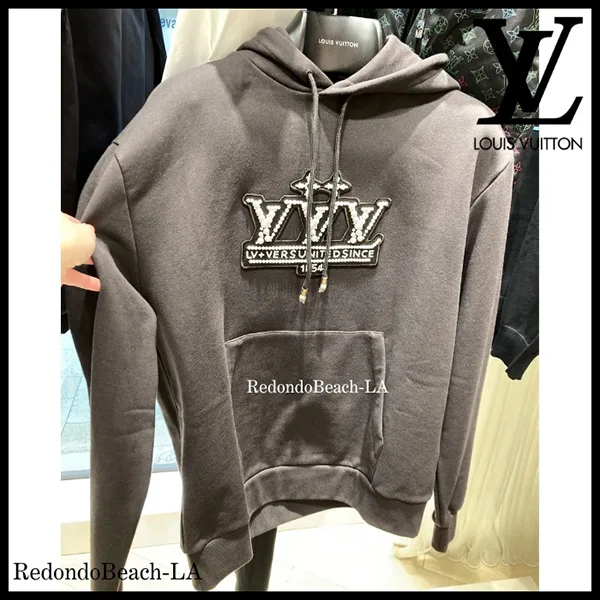 【高級感溢れるLVロゴ】ルイヴィトン★フーディ 偽物 1AHCK