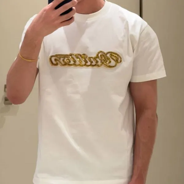 【華やかロゴ】ルイヴィトン エンべリッシュド シグネチャーTシャツ コピー 1AJTYX