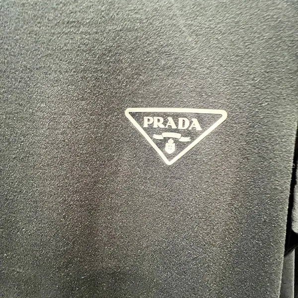 プラダ UJN880トライアングルロゴTシャツ 各色