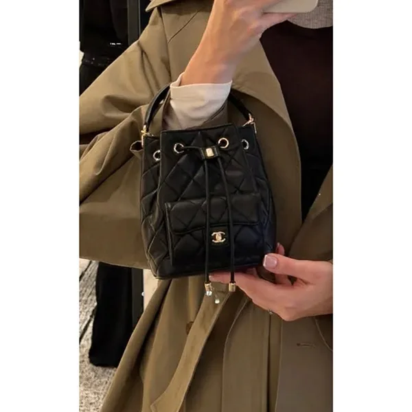 シャネル【可憐さと品格】ミニバケットバッグ チェーン AP4856 B06660