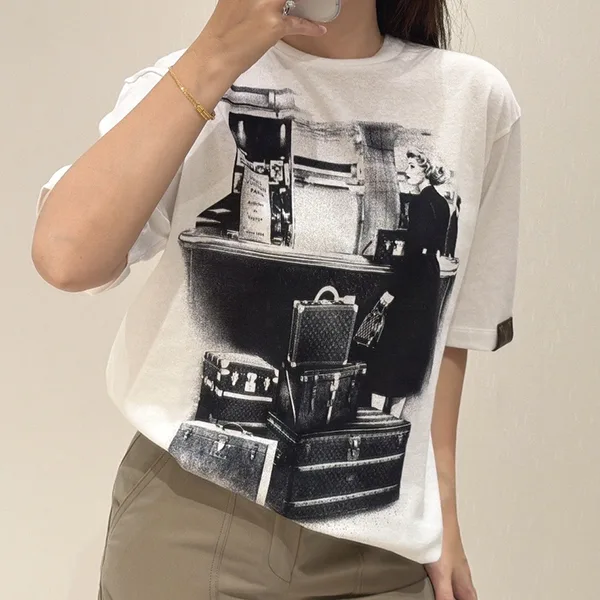 【トランクのプリントに注目◎】ルイヴィトン プリントTシャツ 偽物 1AJHG