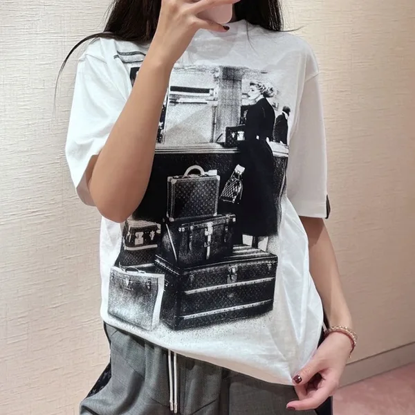 【トランクのプリントに注目◎】ルイヴィトン プリントTシャツ 偽物 1AJHG