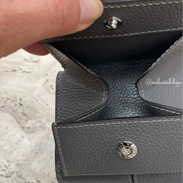 トッズ＊Wallet レザー 三つ折りウォレット スーパーコピー XAWDBNB2000
