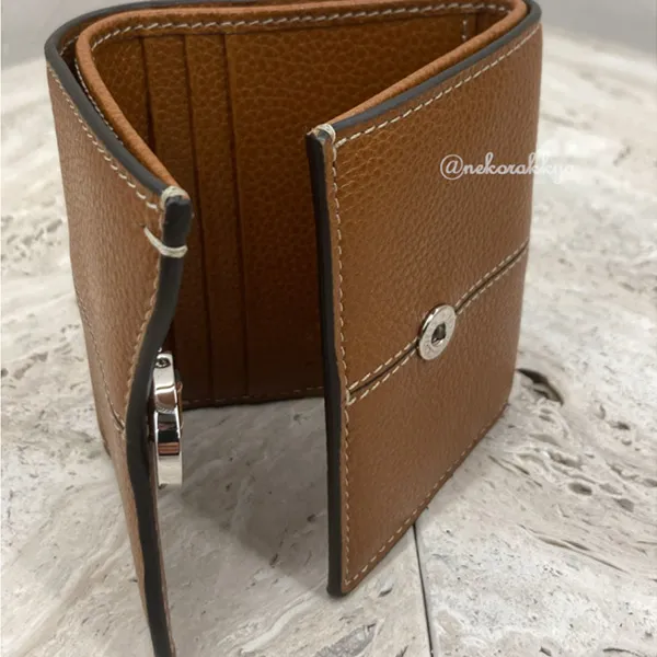 トッズ＊Wallet レザー 三つ折りウォレット スーパーコピー XAWDBNB2000