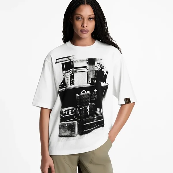 【トランクのプリントに注目◎】ルイヴィトン プリントTシャツ 偽物 1AJHG